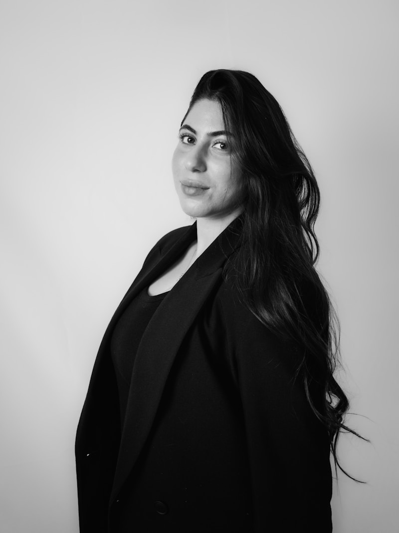 Headshot Outfits for Women: What to Wear for a Stunning Photo